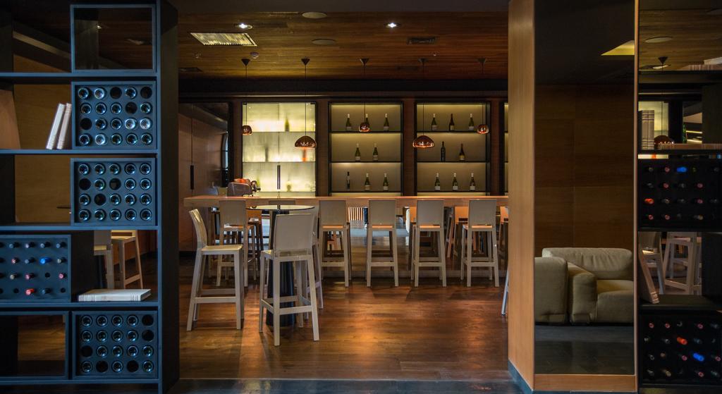 Solace Hotel Santiago de Chile Eksteriør billede The bar at the lounge