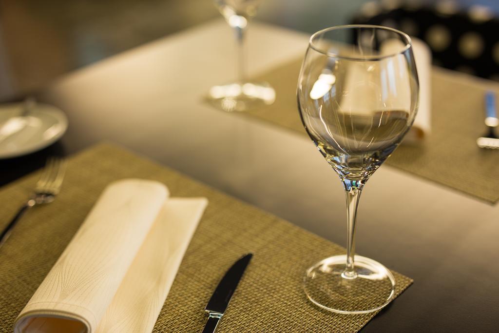 Solace Hotel Santiago de Chile Eksteriør billede A wine glass