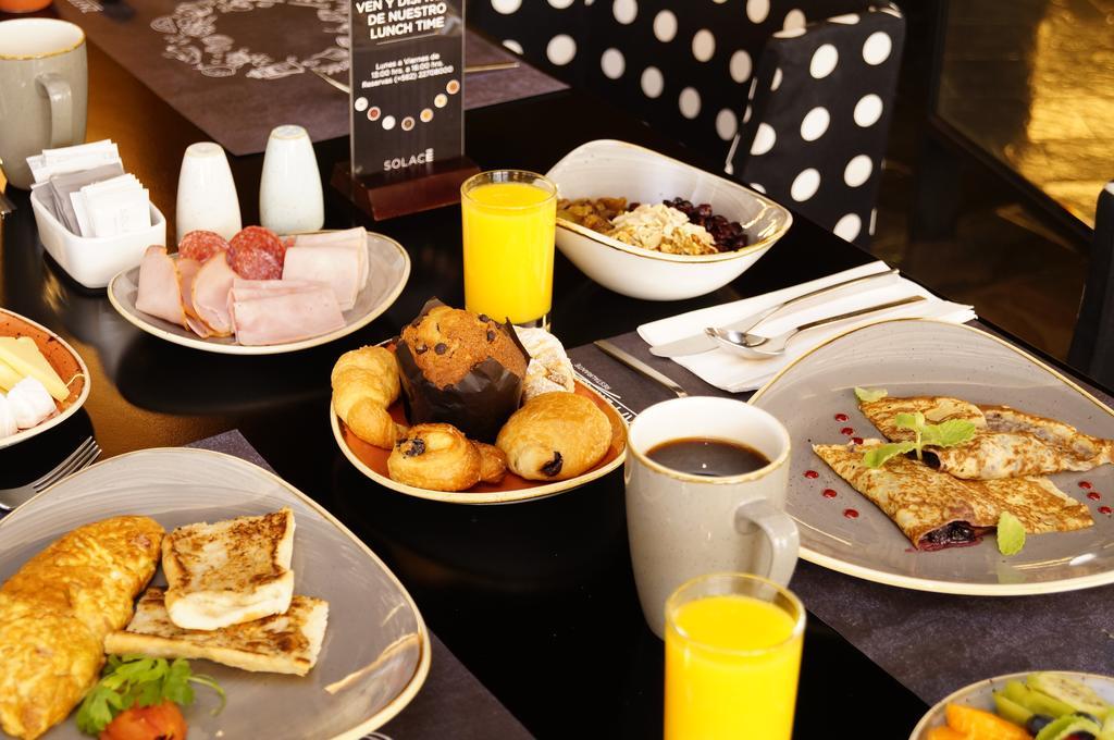 Solace Hotel Santiago de Chile Eksteriør billede A typical breakfast buffet